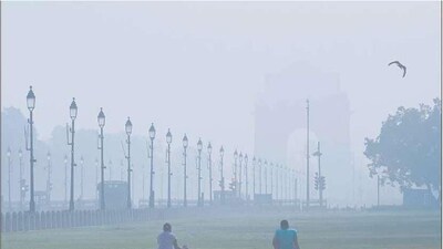 A haze over the Kartavya Path lawns on Tuesday. Vipin Kumar/HT photo A haze over the Kartavya Path lawns on Tuesday. Vipin Kumar/HT photo