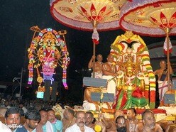 <p>పౌరాణిక నేపథ్యంలో 108 వైష్ణవ దివ్యదేశాలలోనూ గరుడసేవ అత్యంత ప్రాముఖ్యతను సంతరించుకుంది. గరుడవాహనం ద్వారా స్వామివారు దాసానుదాస ప్రపత్తికి తాను దాసుడని తెలియజెబుతారు.</p>