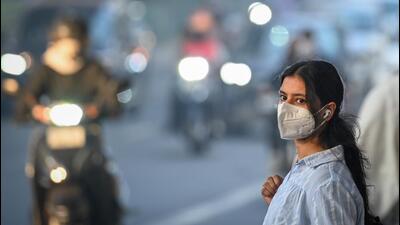 A thick layer of smog at Jhandewalan. (Sanchit Khanna/HT Photo) A thick layer of smog at Jhandewalan. (Sanchit Khanna/HT Photo)