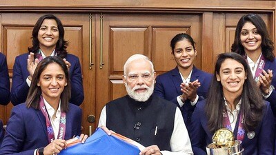 নরেন্দ্র মোদীর সঙ্গে টিম ইন্ডিয়া। বাঁ দিকে উপরে হরলিন দেওল (PMO) নরেন্দ্র মোদীর সঙ্গে টিম ইন্ডিয়া। বাঁ দিকে উপরে হরলিন দেওল (PMO)