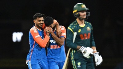 বোলিংয়ের দাপটে কোনঠাসা অজিপক্ষ! (ছবি - AP)