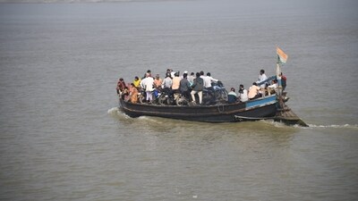 People went to vote on motor boats in Diara areas of Danapur to vote in the first phase of Bihar polls. (Santosh Kumar/HT Photo) People went to vote on motor boats in Diara areas of Danapur to vote in the first phase of Bihar polls. (Santosh Kumar/HT Photo)