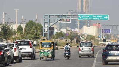 Commuters seen driving in the wrong direction on Dwarka Expressway on Thursday. (Parveen Kumar/HT) Commuters seen driving in the wrong direction on Dwarka Expressway on Thursday. (Parveen Kumar/HT)
