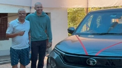 A Bengaluru-based techie surprised his father with their family's first car, a Tata Punch. (X/@fittwithsatyam) A Bengaluru-based techie surprised his father with their family's first car, a Tata Punch. (X/@fittwithsatyam)