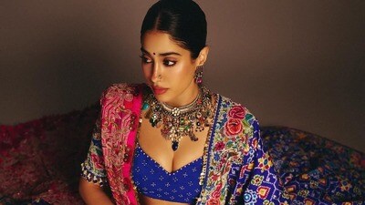 <p>తెలుగులో ఎన్టీఆర్ మూవీ దేవరతో అడుగుపెట్టిన జాన్వీ కపూర్.. ఇప్పుడు రామ్ చరణ్ తో పెద్దిలో రొమాన్స్ చేస్తోంది. రీసెంట్ గా ఈ సినిమాలో ఆమె లుక్ ను రిలీజ్ చేశారు మేకర్స్. </p> (instagram-Janhvi Kapoor) <p>తెలుగులో ఎన్టీఆర్ మూవీ దేవరతో అడుగుపెట్టిన జాన్వీ కపూర్.. ఇప్పుడు రామ్ చరణ్ తో పెద్దిలో రొమాన్స్ చేస్తోంది. రీసెంట్ గా ఈ సినిమాలో ఆమె లుక్ ను రిలీజ్ చేశారు మేకర్స్. </p> (instagram-Janhvi Kapoor)