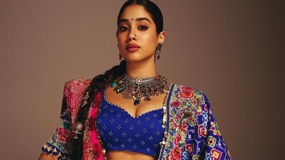 <p>జాన్వీ లేటెస్ట్ హాట్ లుక్ కు ఫ్యాన్స్ ఫిదా అవుతున్నారు. హాట్, ఫైర్ అంటూ కామెంట్లు పెడుతున్నారు. </p> (instagram-Janhvi Kapoor) <p>జాన్వీ లేటెస్ట్ హాట్ లుక్ కు ఫ్యాన్స్ ఫిదా అవుతున్నారు. హాట్, ఫైర్ అంటూ కామెంట్లు పెడుతున్నారు. </p> (instagram-Janhvi Kapoor)
