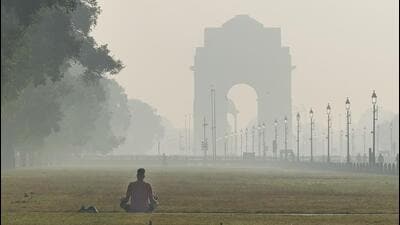 India Gate engulfed in a thick layer of smog as air quality remains ’poor’ in New Delhi. (ANI) India Gate engulfed in a thick layer of smog as air quality remains ’poor’ in New Delhi. (ANI)