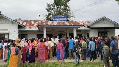 Internally displaced persons protest outside the Imphal East SDO’s office. (HT Photo) Internally displaced persons protest outside the Imphal East SDO’s office. (HT Photo)