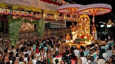 <p>తిరుమలలో బుధవారం రాత్రి కార్తీకపౌర్ణమి గరుడసేవ వైభవంగా జరిగింది. రాత్రి 7 గంటలకు సర్వాలంకార భూషితుడైన శ్రీమలయప్ప స్వామివారు గరుడునిపై ఆలయ మాడ వీధుల్లో విహరిస్తూ భక్తులను కటాక్షించారు.</p> <p>తిరుమలలో బుధవారం రాత్రి కార్తీకపౌర్ణమి గరుడసేవ వైభవంగా జరిగింది. రాత్రి 7 గంటలకు సర్వాలంకార భూషితుడైన శ్రీమలయప్ప స్వామివారు గరుడునిపై ఆలయ మాడ వీధుల్లో విహరిస్తూ భక్తులను కటాక్షించారు.</p>