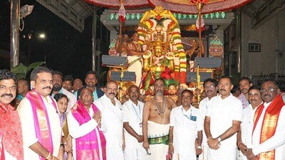 <p>ఈ వాహనసేవలో తిరుమల శ్రీశ్రీశ్రీ పెద్ద జీయర్ స్వామి, శ్రీశ్రీశ్రీ చిన జీయర్ స్వామి, ఆలయ పేష్కార్ శ్రీ రామకృష్ణ, ఇతర అధికారులు పాల్గొన్నారు.</p> <p>ఈ వాహనసేవలో తిరుమల శ్రీశ్రీశ్రీ పెద్ద జీయర్ స్వామి, శ్రీశ్రీశ్రీ చిన జీయర్ స్వామి, ఆలయ పేష్కార్ శ్రీ రామకృష్ణ, ఇతర అధికారులు పాల్గొన్నారు.</p>
