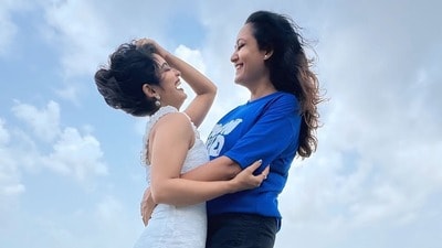 <p>ప్రస్తుతం ప్రియాంక జైన్ తన తల్లితో సందడిగా గడుపుతోంది. ముంబైలో తన తల్లి ఫల్గుని జైన్‌తో కలిసి బీచ్‌లో సరదాగా గడిపింది బ్యూటిఫుల్ ప్రియాంక జైన్. సముద్రంలోని ఒడ్డు మీద నిల్చుని అందంగా పోజులు ఇచ్చింది ఈ సీరియల్ భామ.<br> </p> (Instagram/Priyanka Jain)