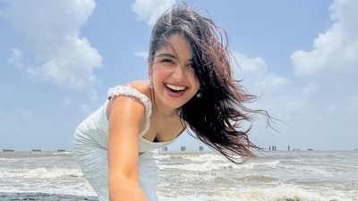 <p>ప్రియాంక జైన్ గ్లామర్ ఫొటోలను తన ఇన్‌స్టాగ్రామ్ అకౌంట్‌లో షేర్ చేసింది. దీంతో ప్రియాంక జైన్ గ్లామర్ పిక్స్ సోషల్ మీడియాలో వైరల్ అవుతున్నాయి. అలాగే, ప్రియాంకను పొగుడుతూ కామెంట్స్ వస్తున్నాయి.<br> </p> (Instagram/Priyanka Jain)