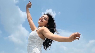 <p>జానకి కలగనలేదు సీరియల్‌తో తెలుగులో బుల్లితెరపై హీరోయిన్‌గా ఎంట్రీ ఇచ్చింది ప్రియాంక జైన్. ఈ సీరియల్‌లో బిగ్ బాస్ తెలుగు 7 రన్నరప్ అమర్ దీప్ చౌదరి హీరోగా చేశాడు.  </p> (Instagram/Priyanka Jain)
