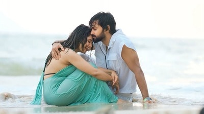 <p>ఇదిలా ఉంటే, జానకి కలగనలేదు సీరియల్‌లో హీరోయిన్‌గా బుల్లితెరకు పరిచయమైన ప్రియాంక జైన్ నిన్ను కోరి సీరియల్ హీరో శివ కుమార్‌తో ప్రేమాయణం సాగించిన విషయం తెలిసిందే. <br> </p> (Instagram/Priyanka Jain)
