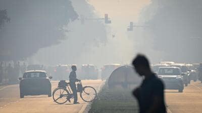 The maximum temperature also dipped on Thursday, settling at 27.4°C. (Sanchit Khanna/HT) The maximum temperature also dipped on Thursday, settling at 27.4°C. (Sanchit Khanna/HT)