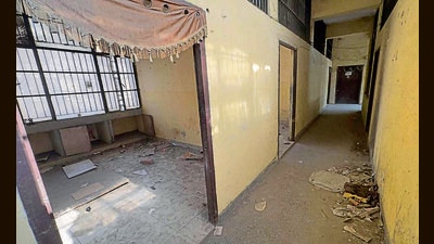The night shelter alongside the Clock Tower road that was declared unsafe years ago. (Gurpreet Singh/HT)