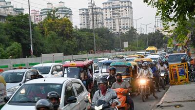 To reduce congestion on stretch, the traffic police barricaded the lane at Jagdeep Singh Yadav Marg (Parveen Kumar/HT) To reduce congestion on stretch, the traffic police barricaded the lane at Jagdeep Singh Yadav Marg (Parveen Kumar/HT)