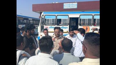 Yamunanagar SP Kamaldeep Goyal interacting with protesters who had stopped buses from leaving the Pratap Nagar bus stand after the accident on Thursday. (HT Photo) Yamunanagar SP Kamaldeep Goyal interacting with protesters who had stopped buses from leaving the Pratap Nagar bus stand after the accident on Thursday. (HT Photo)