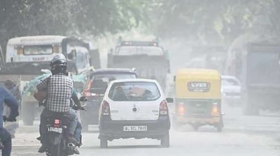 Thick dust hangs over Sarojini Nagar due to the poor condition of roads in the area. (Hindustan Times/Raj K Raj) Thick dust hangs over Sarojini Nagar due to the poor condition of roads in the area. (Hindustan Times/Raj K Raj)