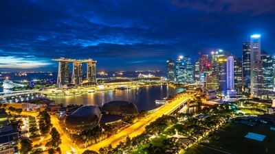 If chic, nighttime exploration is on your bucket list, head to Singapore. (Picture credit: Freepik) If chic, nighttime exploration is on your bucket list, head to Singapore. (Picture credit: Freepik)