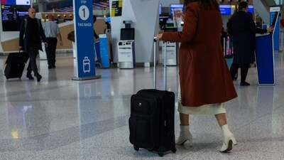 More than 10,000 flights to or from the United States were delayed last weekend, according to FlightAware's tracking service. (Bloomberg)