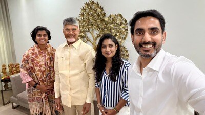 <p>ప్రపంచకప్ లో సత్తా చాటిన  శ్రీచరణిని రాష్ట్ర ప్రభుత్వం ఘనంగా సత్కరించింది.  శ్రీచరణికి రూ.2.5 కోట్ల నగదు పురస్కారాన్ని ప్రకటించింది. ఆమెకు గ్రూప్‌ 1 ఉద్యోగంతోపాటు కడపలో ఇంటి స్థలాన్ని ఇవ్వనుంది.</p> 
