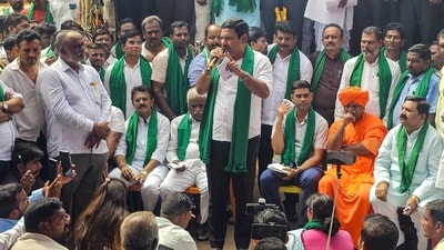 Chikkodi: Farmers protest on the fifth consecutive day demanding fixation of sugarcane price, in Chikkodi, Karnataka, Tuesday, Nov. 4, 2025. (PTI)