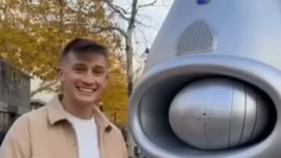 The clip shows a man putting his head inside a machine to get his hair cut. (Instagram/@axedropai) The clip shows a man putting his head inside a machine to get his hair cut. (Instagram/@axedropai)
