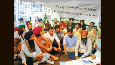 Student bodies holding a demonstration, demanding a fresh senate election schedule, on the PU campus on Friday. (HT Photo) Student bodies holding a demonstration, demanding a fresh senate election schedule, on the PU campus on Friday. (HT Photo)