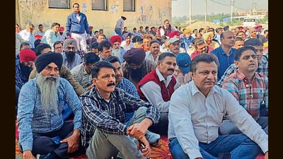 Teachers of Ludhiana aided schools during a protest in Tarn Taran on Friday. (HT Photo) Teachers of Ludhiana aided schools during a protest in Tarn Taran on Friday. (HT Photo)