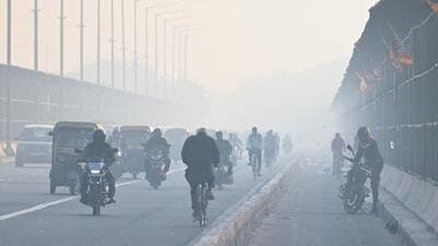 Vehicles moves through a thick layer of smog, at ITO Yamuna Bridge in New Delhi, on Friday. (RAJ K RAJ /HT PHOTO) Vehicles moves through a thick layer of smog, at ITO Yamuna Bridge in New Delhi, on Friday. (RAJ K RAJ /HT PHOTO)