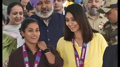 World Cup-winning Indian women cricketers Harleen Deol and Amanjyot Kaur at Chandigarh airport (Ravi Kumar/HT) World Cup-winning Indian women cricketers Harleen Deol and Amanjyot Kaur at Chandigarh airport (Ravi Kumar/HT)