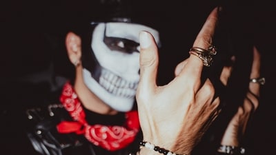 Turning up in his signature bandana look, Talwiinder gave full on Halloween vibes to those present. Turning up in his signature bandana look, Talwiinder gave full on Halloween vibes to those present. 