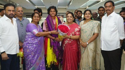 <p>విజయవాడ ఎంపీ కేశినేని శివనాథ్(చిన్ని)తో పాటు శాప్ అధికారులు, ఆంధ్ర క్రికెట్ అసోసియేషన్ ప్రతినిధులు పుష్పగుచ్చం ఇచ్చి శ్రీచరణికి ఘన స్వాగతం పలికారు.</p> 