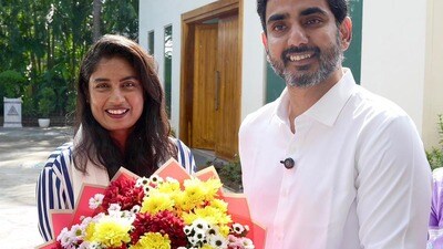 <p>శ్రీచరణితో పాటు సీఎం చంద్రబాబును కలిసేందుకు వచ్చిన మాజీ క్రికెటర్ మిథాలీరాజ్ కు మంత్రి లోకేశ్ పుష్పగుచ్చం ఇచ్చి  స్వాగతం పలికారు. </p> 