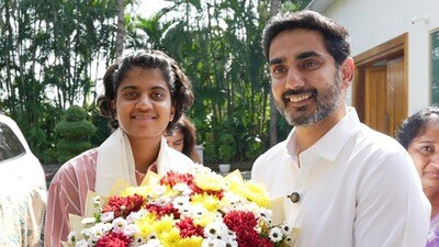 <p>శ్రీచరణికి పుష్పంగుచ్చి స్వాగతం పలికిన మంత్రి నారా లోకేశ్. </p> 