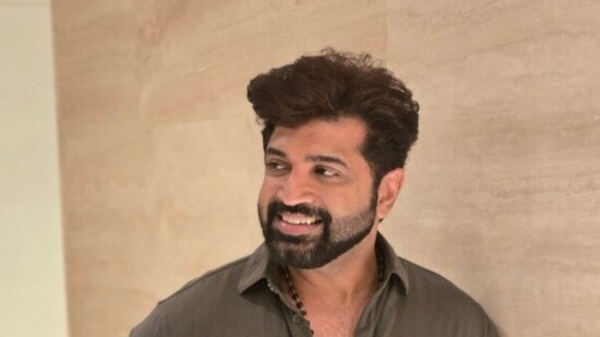Arun Vijay is known for predominantly working in Tamil films. Some of his prominent acting credits include Yennai Arindhaal (2015), Chekka Chivantha Vaanam (2018) and Chakravyuha (2016). (X/@arunvijayno1)