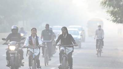 Commuters out on a smoggy morning amid rising air pollution levels, in Noida, India, on Friday ,November 07, 2025. Commuters out on a smoggy morning amid rising air pollution levels, in Noida, India, on Friday ,November 07, 2025.