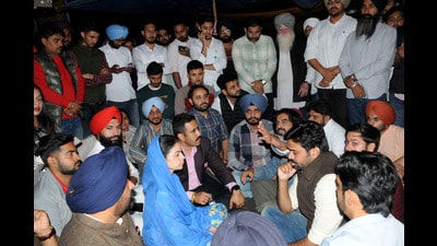 Himachal Pradesh minister Vikramaditya Singh and his wife, Amreen Kaur Sekhon, a PU alumna, extended solidarity to the protesting students on the campus on Saturday. (Ravi Kumar/HT) Himachal Pradesh minister Vikramaditya Singh and his wife, Amreen Kaur Sekhon, a PU alumna, extended solidarity to the protesting students on the campus on Saturday. (Ravi Kumar/HT)