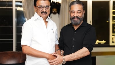 MK Stalin visited Kamal Haasan's home on his birthday. MK Stalin visited Kamal Haasan's home on his birthday.