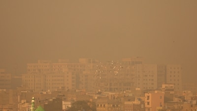Karachi has been witnessing "hazardous smog" amid a significant drop in minimum temperature. (REUTERS)