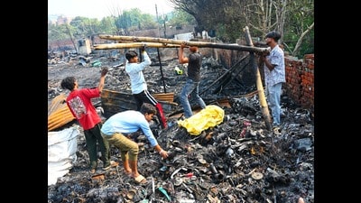 Survivors pick up the pieces after the fire (Vipin Kumar/ HT) Survivors pick up the pieces after the fire (Vipin Kumar/ HT)