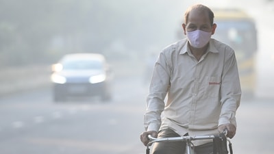 Experts advise reducing exposure and wearing masks as temporary solutions to protect yourself from pollution. (Hindustan Times) Experts advise reducing exposure and wearing masks as temporary solutions to protect yourself from pollution. (Hindustan Times)