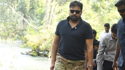 <p>పట్టుబడిన దగ్గర నుంచి అమ్ముడుపోయే వరకు ఒక్క దుంగ కూడా మిస్ అవకూడదని అటవీశాఖ అధికారులను పవన్ కల్యాణ్ ఆదేశించారు. అడవిలో నాలుగు కిలోమీటర్లు పైగా ప్రయాణించిన ఆయన… రెండు కిలోమీటర్ల మేర కాలినడకన ప్రతి చెట్టును పరిశీలించారు. </p> 