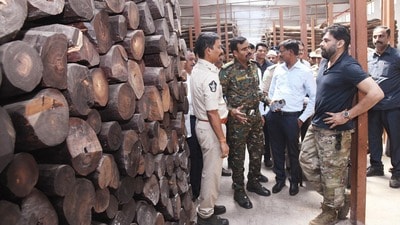 <p>అటవీశాఖ అధికారులతో మాట్లాడుతున్న డిప్యూటీ సీఎం పవన్</p> 