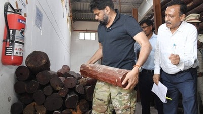<p>ఎర్రచందనం దుంగలను పట్టుకొని పరిశీలిస్తున్న డిప్యూటీ సీఎం పవన్ కల్యాణ్</p> 