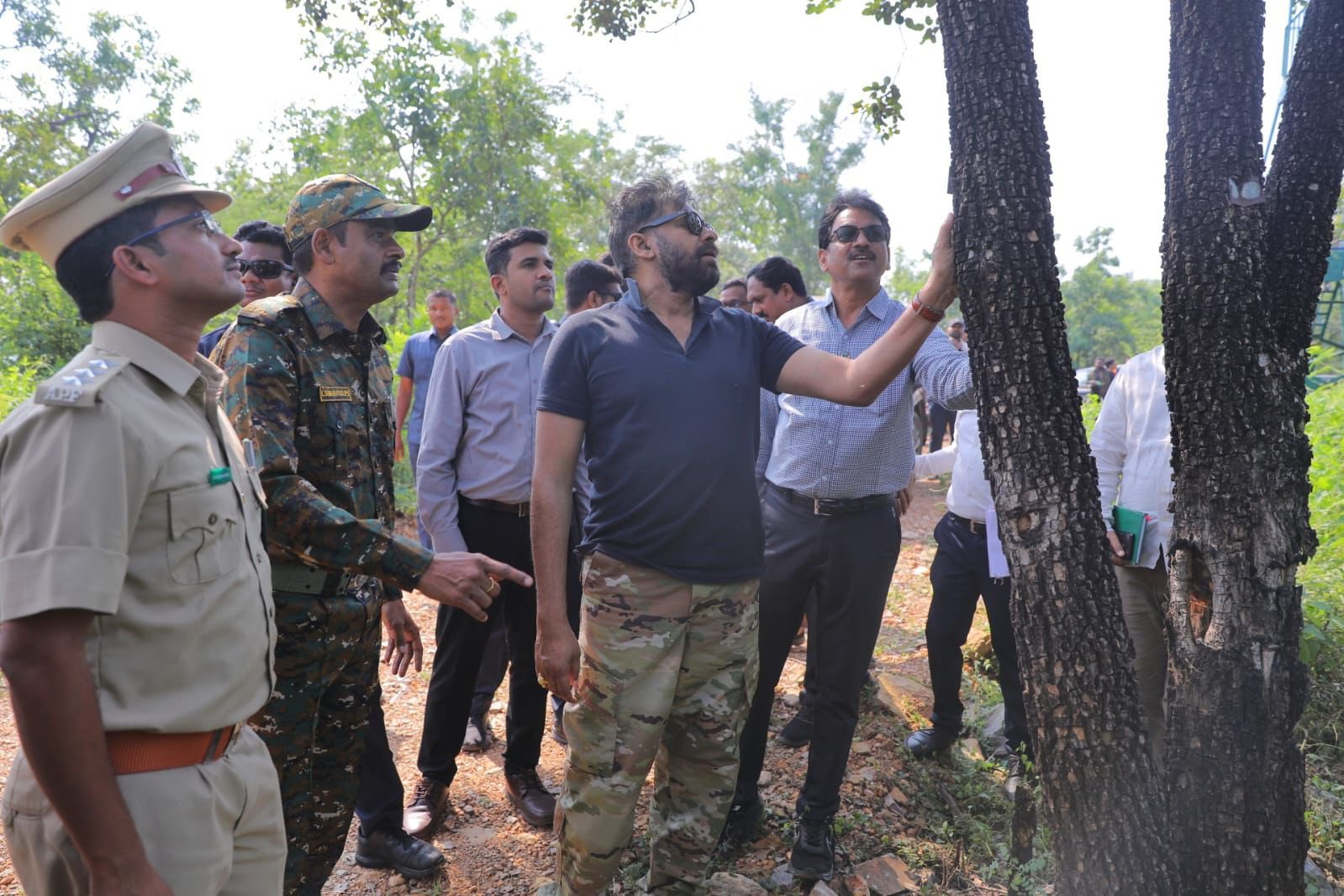 <p>తిరుపతి జిల్లా మంగళంలో అటవీ శాఖకు చెందిన ఎర్ర చందనం గోడౌన్ ను డిప్యూటీ సీఎం, అటవీ శాఖ మంత్రి పవన్ కల్యాణ్ పరిశీలించారు. ప్రతి గోడౌన్ లో రికార్డులు పరిశీలించారు.</p> <p>తిరుపతి జిల్లా మంగళంలో అటవీ శాఖకు చెందిన ఎర్ర చందనం గోడౌన్ ను డిప్యూటీ సీఎం, అటవీ శాఖ మంత్రి పవన్ కల్యాణ్ పరిశీలించారు. ప్రతి గోడౌన్ లో రికార్డులు పరిశీలించారు.</p>