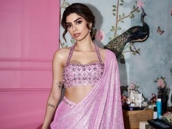 <p><strong>ఖుషి కపూర్</strong>- పింక్ కలర్ షిమ్మర్ చీర, స్క్వేర్ స్టైల్ బ్లౌజ్‌ పూర్తి పార్టీ వైబ్‌ను ఇస్తుంది. ఖుషి కపూర్ ధరించిన ఈ పింక్ లుక్‌ను మీరు ఏ పార్టీకైనా వేసుకెళ్లవచ్చు. నటి హాల్టర్ నెక్ స్టైల్‌లో బ్లౌజ్‌ను కుట్టింది. ఈ లుక్‌కి బన్ స్టైల్‌లో హెయిర్ వేసుకుంది. </p>