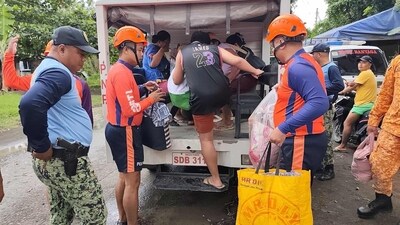 Irescuers evacuate people to safer grounds in Quezon province, eastern Philippines, as Typhoon Fung-wong enters the country on Sunday, (AP) Irescuers evacuate people to safer grounds in Quezon province, eastern Philippines, as Typhoon Fung-wong enters the country on Sunday, (AP)