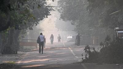 Haze engulfs ITO on Sunday. (Arvind Yadav/HT) Haze engulfs ITO on Sunday. (Arvind Yadav/HT)